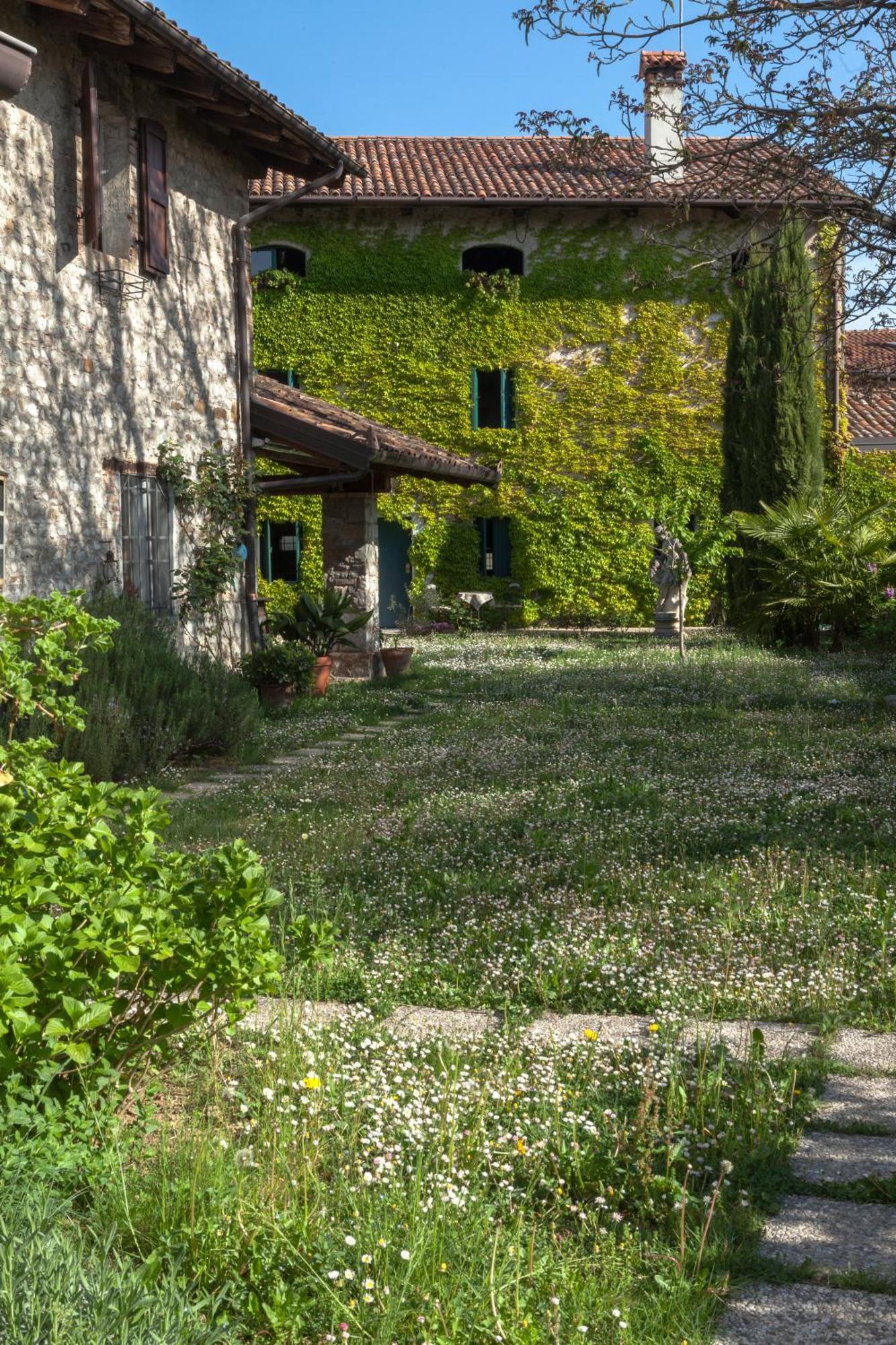 B&B La Casa Del Sole Manzano ภายนอก รูปภาพ