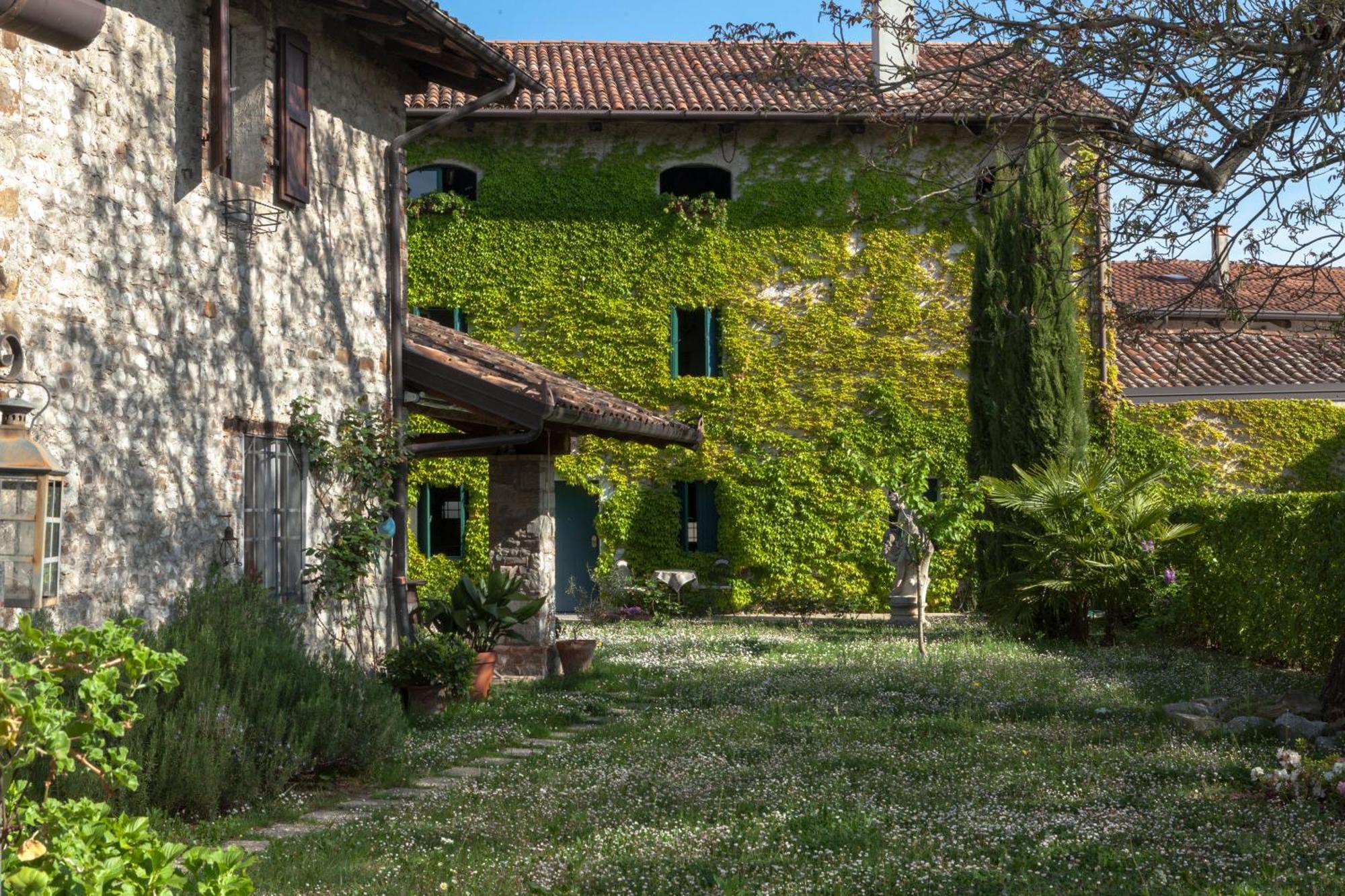 B&B La Casa Del Sole Manzano ภายนอก รูปภาพ